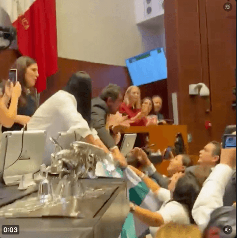 Imagen de una confrontación entre senadores y miembros del Senado mexicano